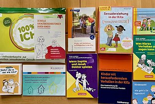verschiedene Bücher und Broschüren zum Thema SExuelle Bildung